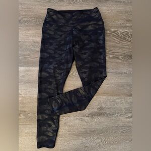 Simply Vera Wang SZ L black camo leggings. No pilling and in great condition.